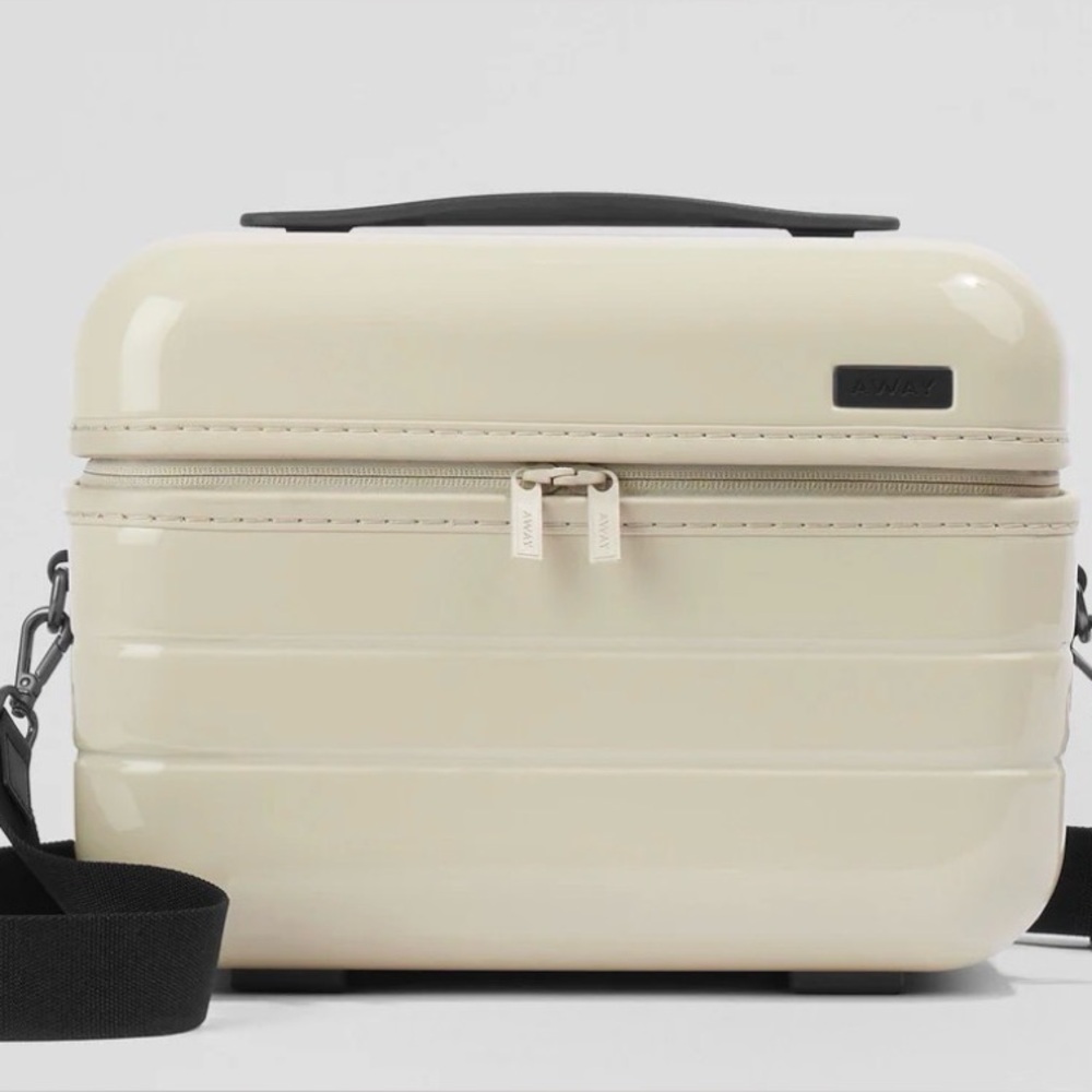 AWAY The Train Case in Salt White (Gloss)-NWT-No box, dust cover only.